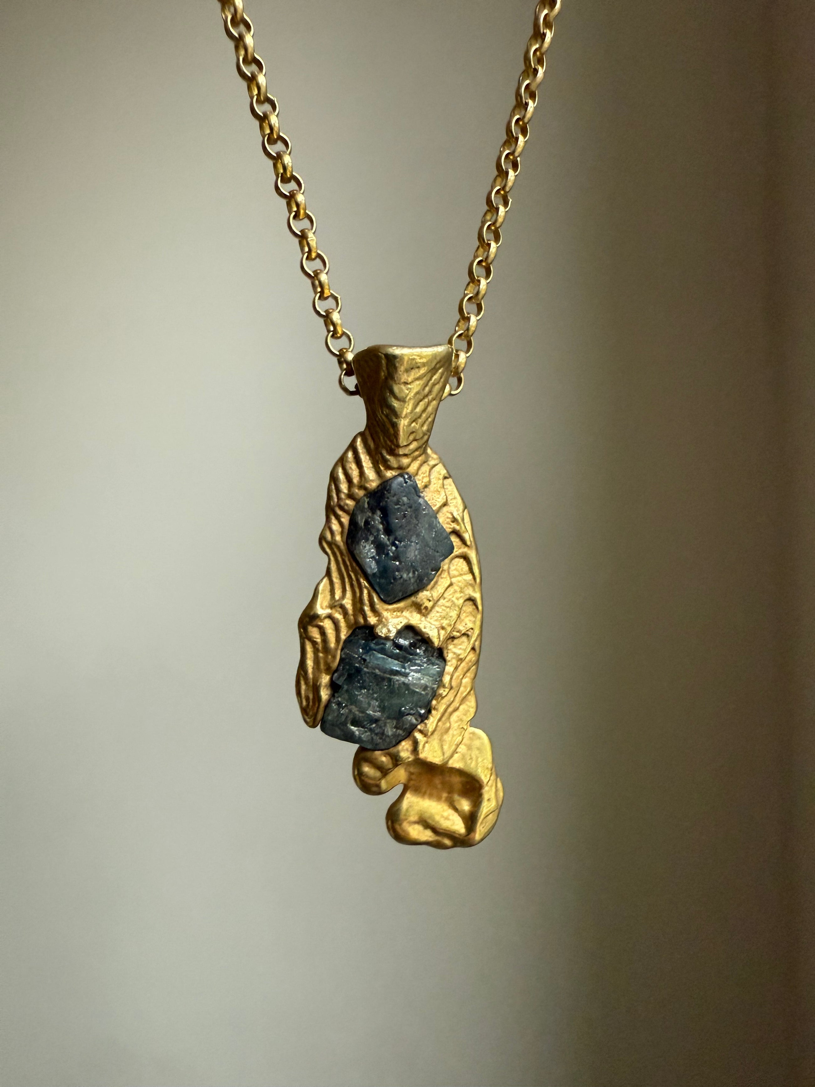 BLUE SAPPHIRE DROP PENDANT 5