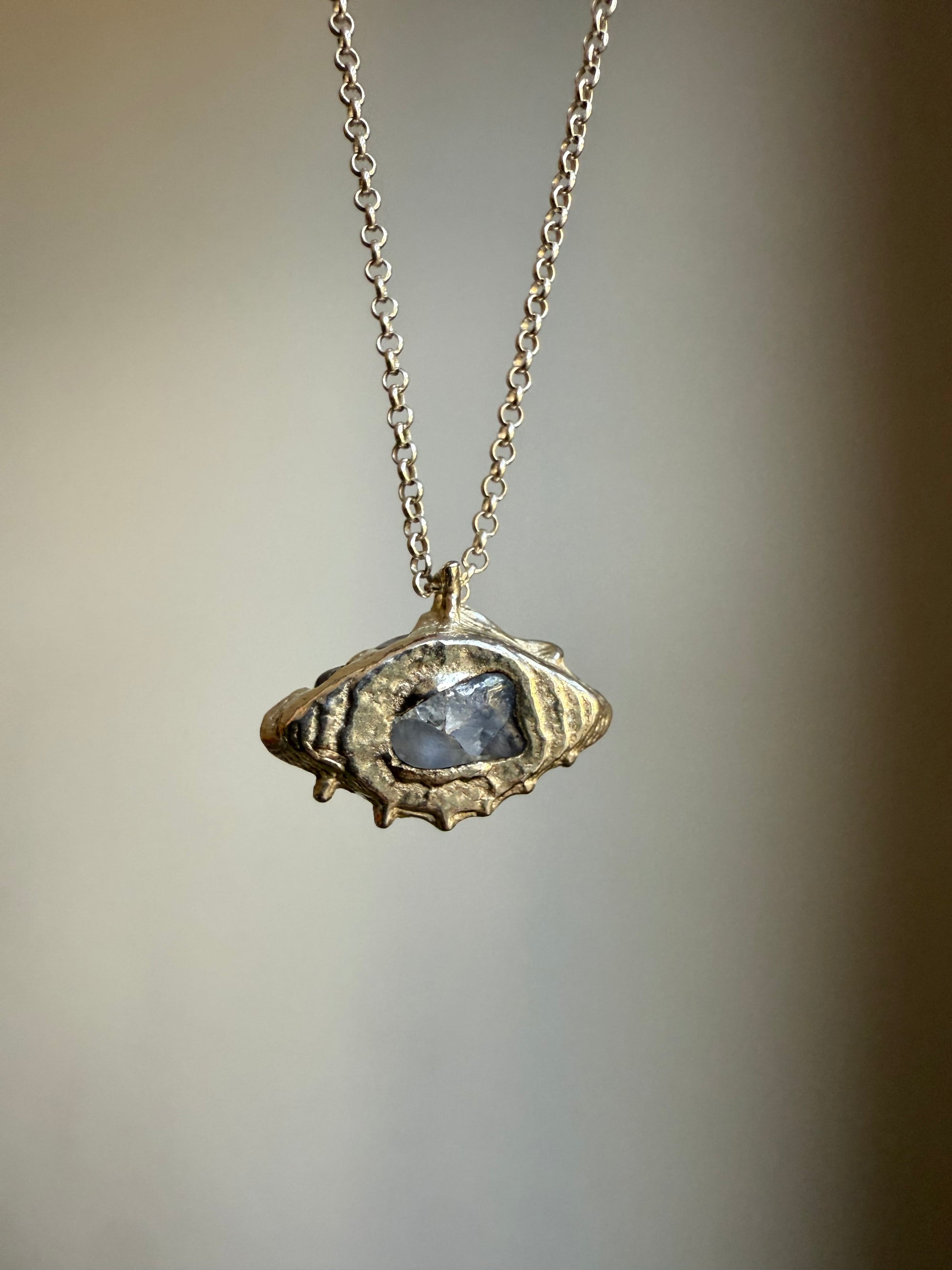 PALE BLUE SAPPHIRE PENDANT