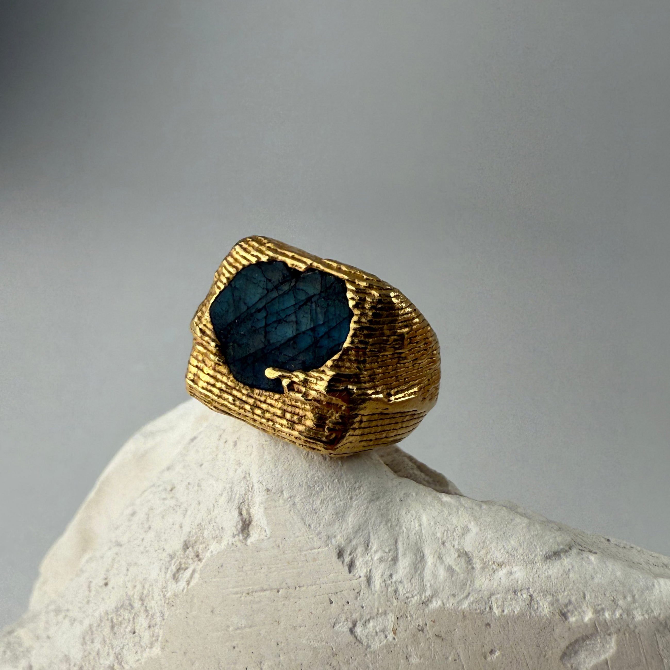 HESTER XV SIGNET RING
