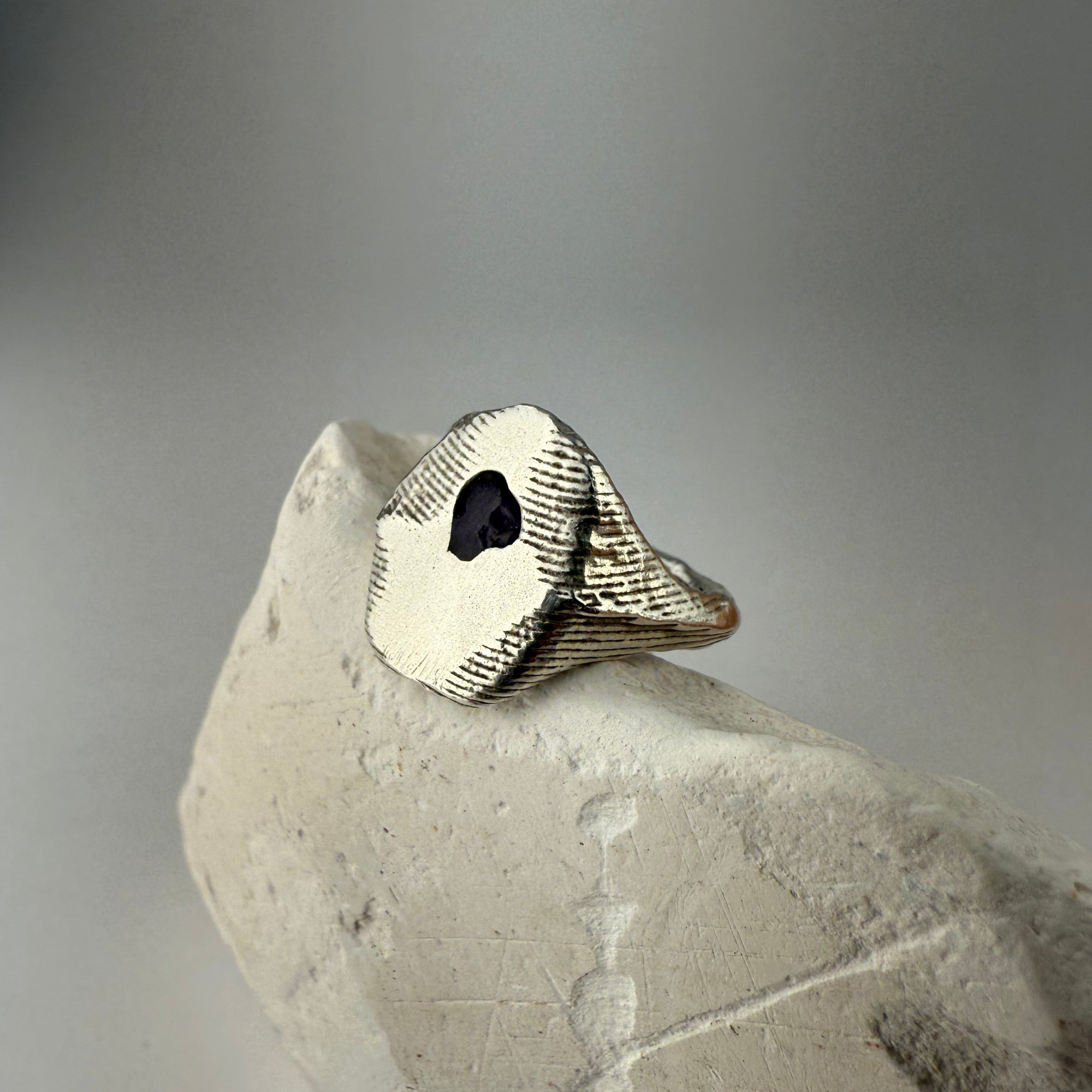 MINNIE IX SIGNET RING
