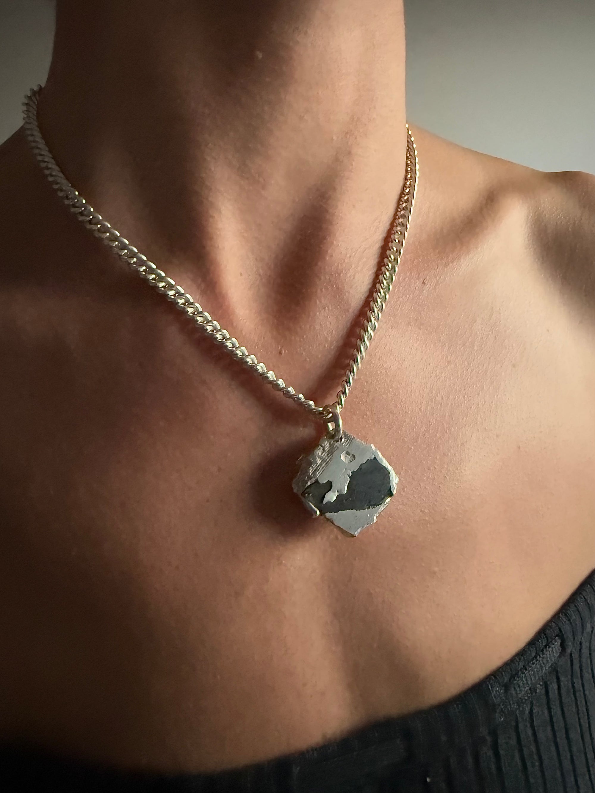 LABRADORITE CHUNKY GEMSTONE PENDANT 1