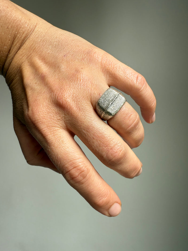 LEONARD III SIGNET RING